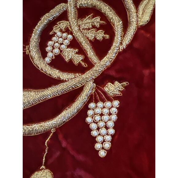 Vtg Sudha Emboridered Red & Green Velvet Tree Skirt French Horn Pearl Accent 44” - Picture 2 of 9